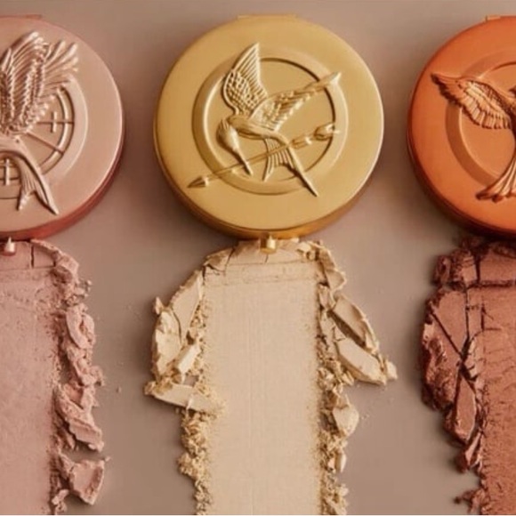 Storybook Cosmetics World Of Hunger Games Pressed Powder Compact-Revolution - Picture 5 of 5